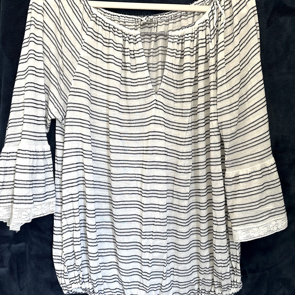 Lucky Brand White and Blue Ruffled 3/4 Sleeve Tunic, EUC.